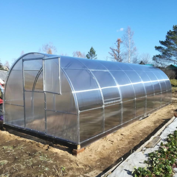 Теплица Дачница ЛЮКС 8 метров с поликарбонатом | Мой-Дом27 | Каркас изготовлен из оцинкованной замкнутой трубы 20*20 мм.<br>
 Ширина - 3 метра. Высота - 2,1 метра. Длина 8 метров.<br>
 Выдерживаемая снеговая нагрузка - 80 кг/м2. Выдерживаемая ветровая нагрузка - до 15 м/с.<br>
 Расстояние между дугами 1 метр. Толщина металла 1 мм. <b>ДВОЙНАЯ ДУГА</b><br>